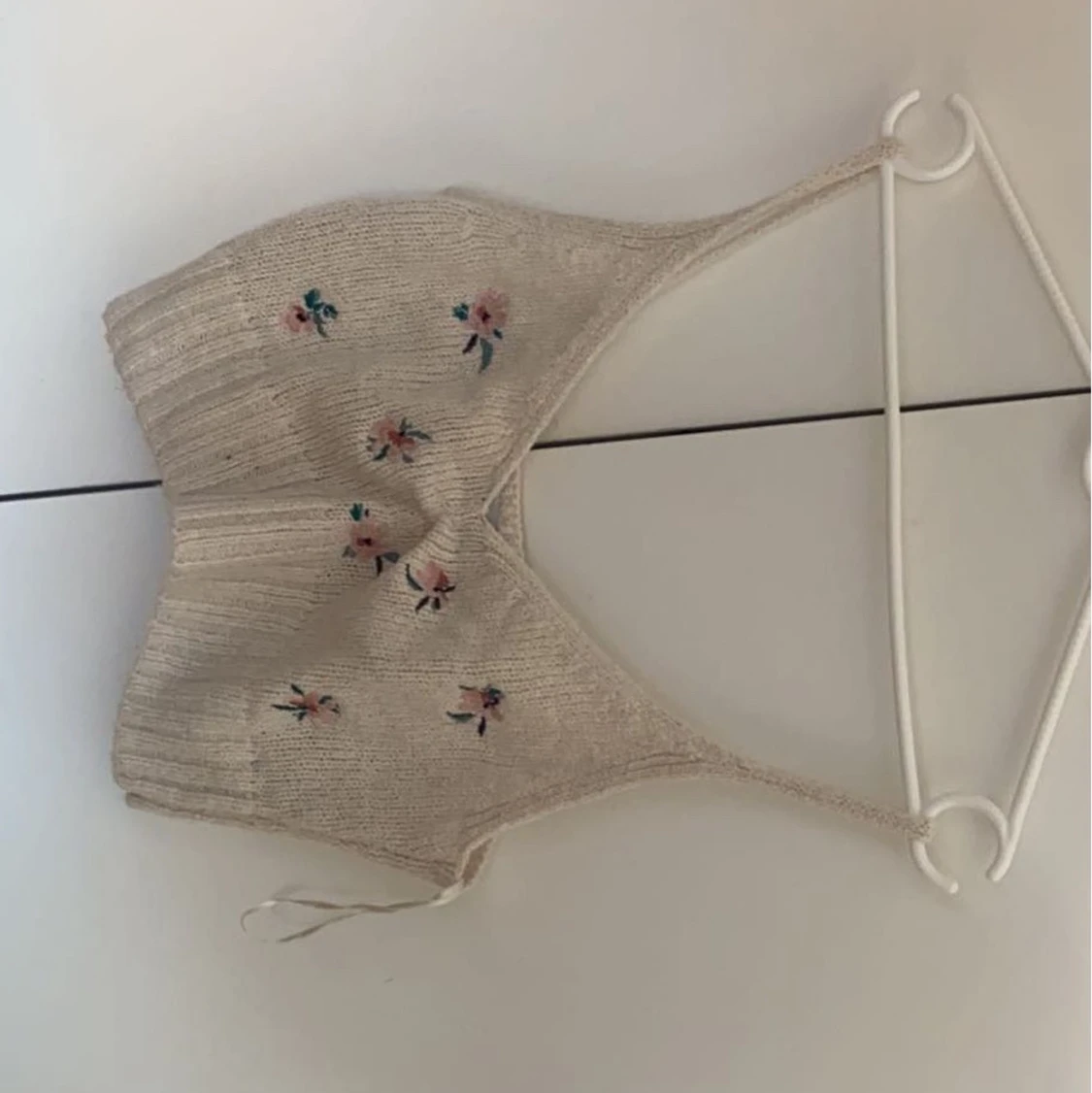 Stickat linne med broderade blommor - 90