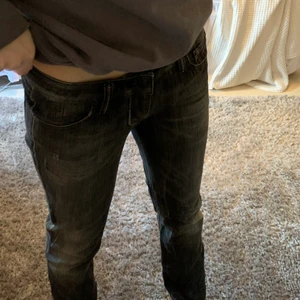 Lågmidjade jeans - Lågmidjade jeans med snygga detaljer på bakfickorna , Skick 10/10 💕