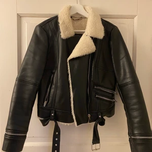 Skinnjacka - Fodrad Skinnjacka från Zara, storlek S