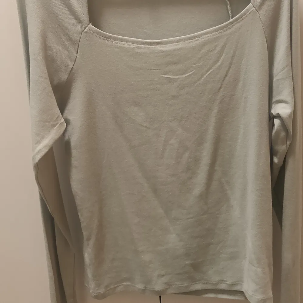 Light grey/ green shirt with cutout on the front. Size XL. Never used.. T-shirts.