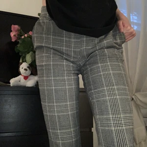 Byxor - Jätte snygga gråa kostym byxor🤍 säljer pga för små