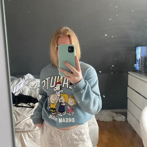 Snygg collegetröja! - Svin snygg collegetröja från HM! Snygg och skön! Passar till allt, skriv för föer bilder💓💓💓