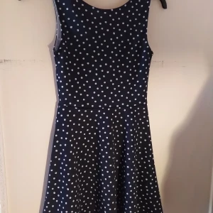 Mörkblå klänning med prickar - En jättefin mörkblå sommarklänning med vita prickar! Använd några få gånger men är tyvärr för liten. V-ringning i ryggen. Strl. 36.💞