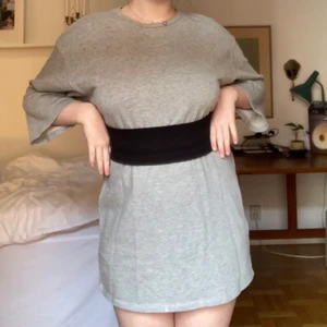 Klänning med midja - Säljer denna supersköna klänningen i mjukismaterial med en töjbar midja. Eftersom hela klänningen är stretchig passar den nog de flesta men lappen säger S och jag är oftast M. Dock är klänningen lite kort på mig som är 173 cm. Hojta till om du undrar något eller om du vill ha fler bilder