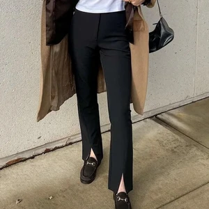 Kostym byxor med slit från NAKD  - Jätte snygga kostymbyxor från NAKD (lånade bilder) sitter super fint på och är sparsamt använda. Jag är 173 och det passar mig bra kanske något korta för min smak. ordinarie pris är 400kr. Som nya förutom att de lite lite noppriga vid sidan av låret men inget som syns men därav jag säljer dom för halva priset