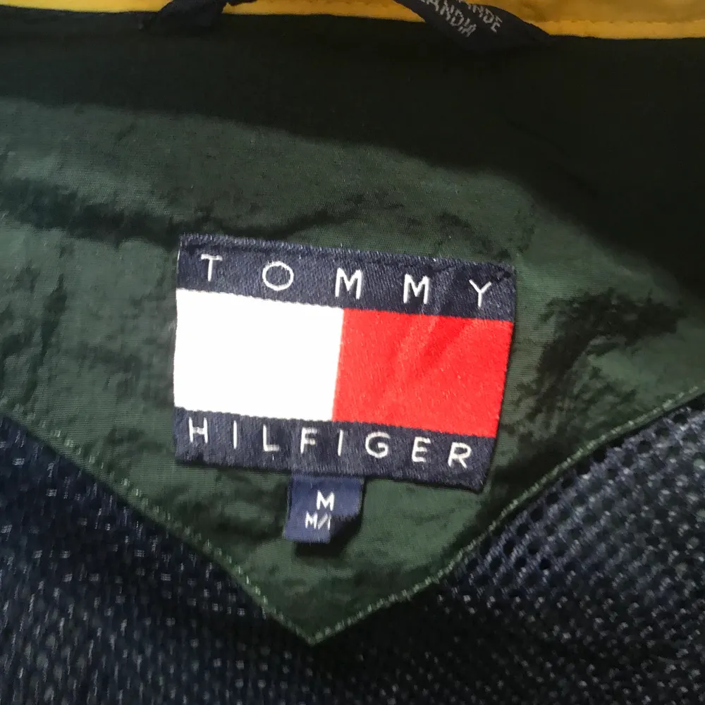 tommy hilfiger vindbreaker vintage storlek M  . Jackor.