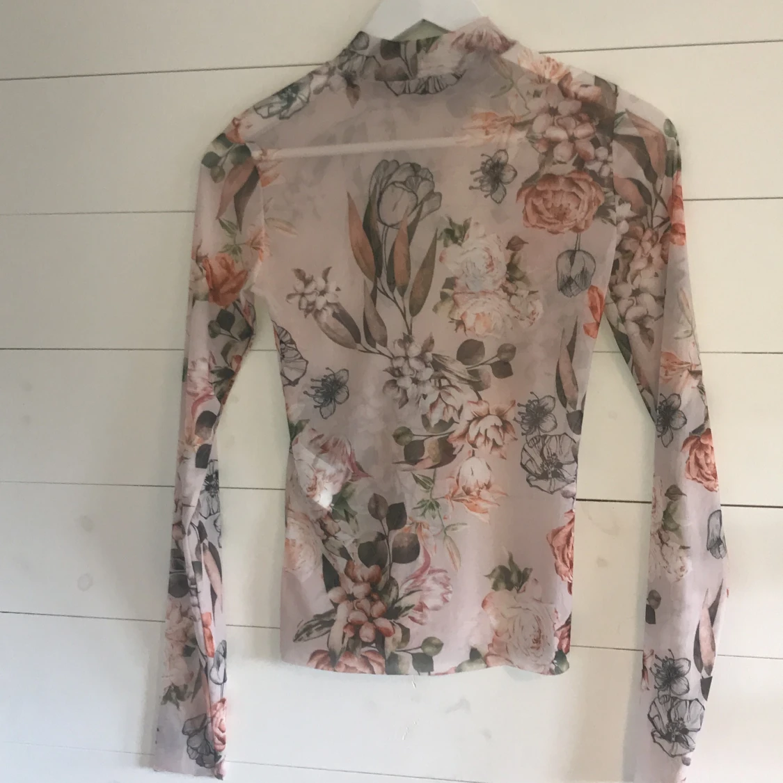 Genomskinlig långärmad i mesh med blommor🌸🌼 - 91