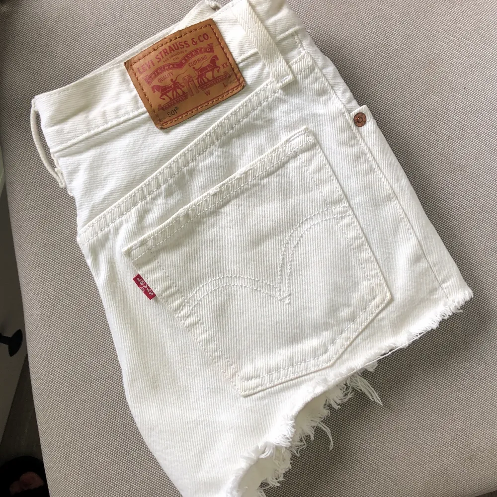 Säljer mina vita jeansshorts från Levis!! Helt oanvända🥰. Shorts.