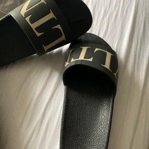 Valentino tofflor  - Valentino tofflor Äkta, bara fått en spricka i mitten men funkar fortfarande helt utmärkt. Kommer tyvärr inte till användning pågrund av att jag har andra jag kan använda. Priset kan diskuteras kom med ett föslag. Storlek 37 