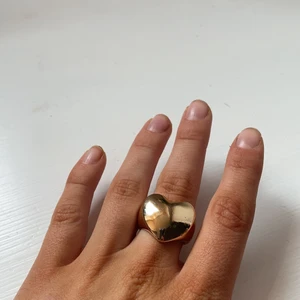 Ring - Säljer denna asballa hjärtformade guldring 