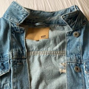 Jeans jacka från lager 157 - Säljer denna sjukt fina jeans jackan från lager 157, köpt för 499kr säljer denna för 200 inklusive frakt. Använt en gång kommer tyvärr inte mer till användning. Storlek S men passar dig som använder M och L. Priset kan diskuteras!