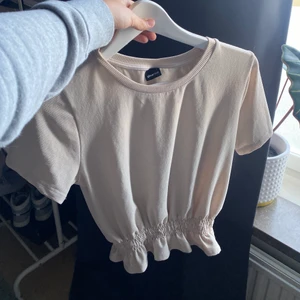 Beige top - Supersöt från Gina i strl S, kan skicka bild hur den ser ut på om det önskas. Frakt tillkommer 48💕