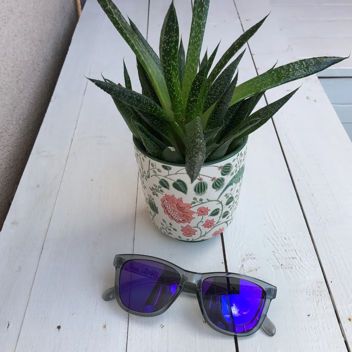 Solglasögon med lila glas