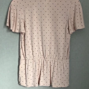 Söt blus!  - Söt blus från Lindex. Ljusrosa med prickar. 