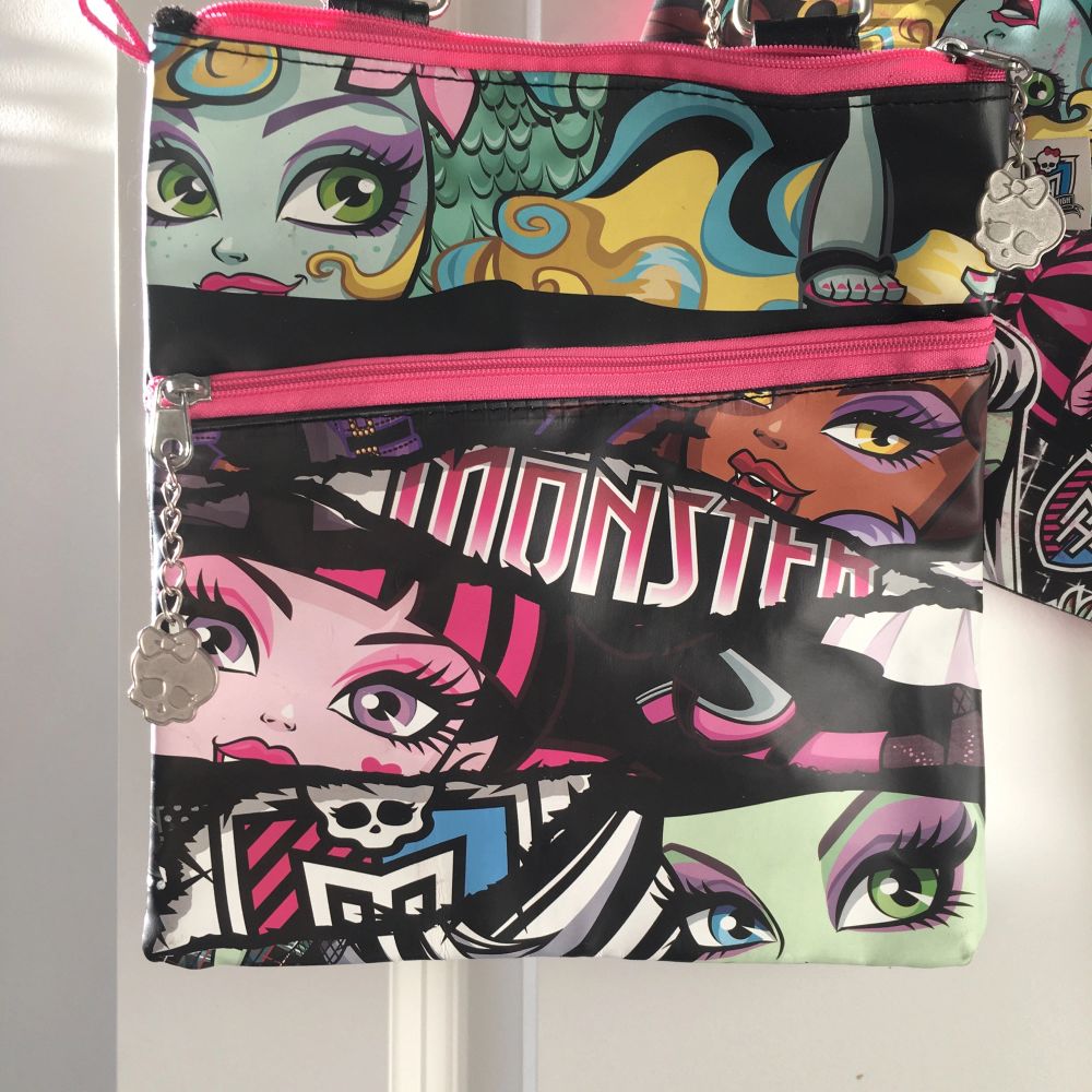 Tre helt nya Monster High väskor. Den rosa väskan är lite sliten i sidan även om den är helt ny, så priset på den kan diskuteras. De andra två väskorna är i nyskick. Säljer väskorna för 50 kr st eller två för 80. En svart väska är såld. Frakt varierar. Väskor.
