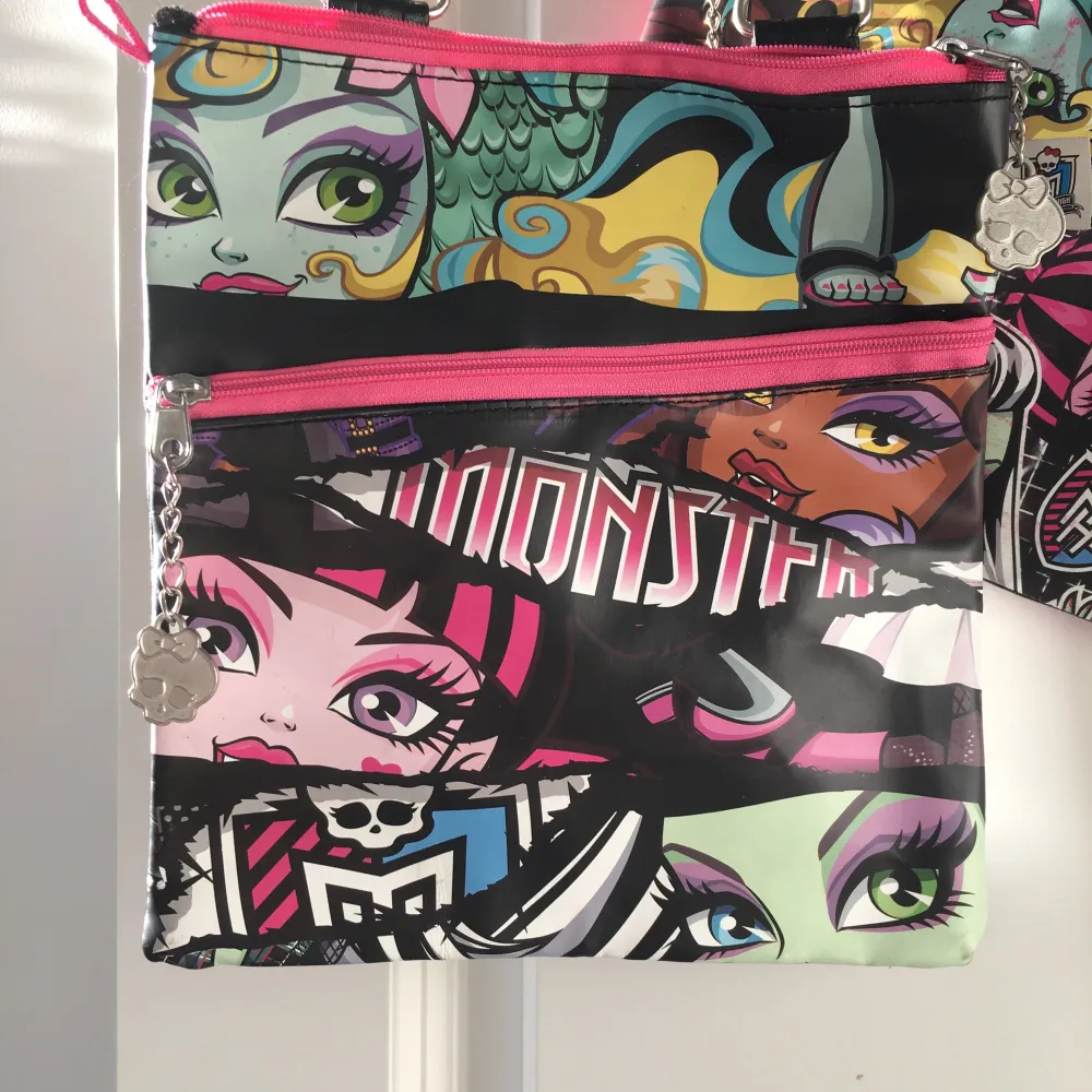 Tre helt nya Monster High väskor. Den rosa väskan är lite sliten i sidan även om den är helt ny, så priset på den kan diskuteras. De andra två väskorna är i nyskick. Säljer väskorna för 50 kr st eller två för 80. En svart väska är såld. Frakt varierar. Väskor.