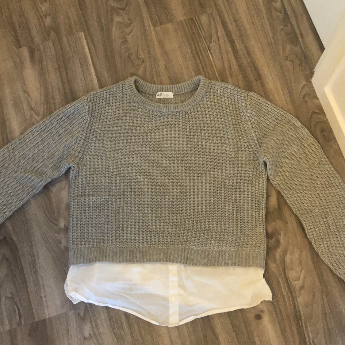 Stickad tröja med blusdetalj - 90