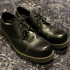 Underground england creepers - Super coola creepers från underground england för en gothic rocker look. Endast använda ett fåtal gånger. Kund står för frakt.  Skorna går vanligtvis för 1500kr normalt. Pris kan även diskuteras, snåla bud avfärdas direkt. 