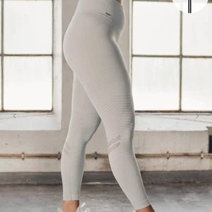 Aimn tights - Helt nya cloud elevate tights i strl xs, endast testade. Köpta för 599, slutsålda online