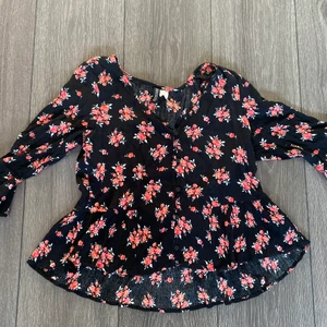 Blus - Jättesöt och skön blus!💓💓 ganska använd💓