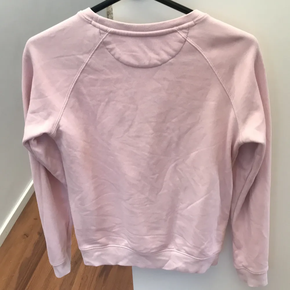 Säljer min jätte fina rosa gant tröja som köptes för 999kr. Den är i jätte bra skick och nytvättad.😍. Tröjor & Koftor.