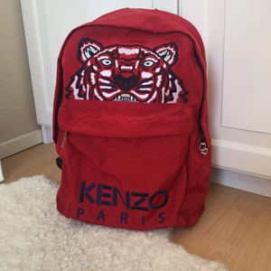 Kenzo Ryggsäck  - Näst intill oanvänd ryggsäck från Kenzo (använd bara två gånger), nyskick och kommer med dustbagen som den var köpt med. Inga skador eller märken alls. Köptes för ca. 2100 kr. Budgivning börjar på 1200