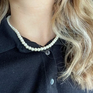 Pärlhalsband  - Ett väldigt fint pärlhalsband som jag säljer för att jag har två stycken💛 frakten ingår i priset!!💛 För mer information skriv privat💛☺️