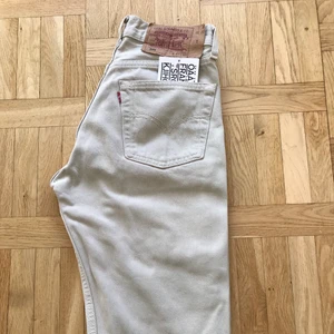 Levis jeans 501 strl W 27 L 32 - Levis jeans 501 strl W 27 L 32. Färg: Vit/creme. Köpta på A-Ö i Stockholm. Aldrig använda. Med måttband får jag det till ca 66-67 i midja. Jag är vanligtvis en 34 i storlek, 166 cm lång. Och 27 i jeans. Frakt tillkommer. 