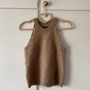 Stickat linne - Trendigt brunt stickat linne i storlek EU 36, sjukt mjuk och bekväm, stretchig också! Från Asos design och använd 1 gång. (Säljer även rosa, michael kors väskan och pärlhalsbandet så checka min profil 🥰)