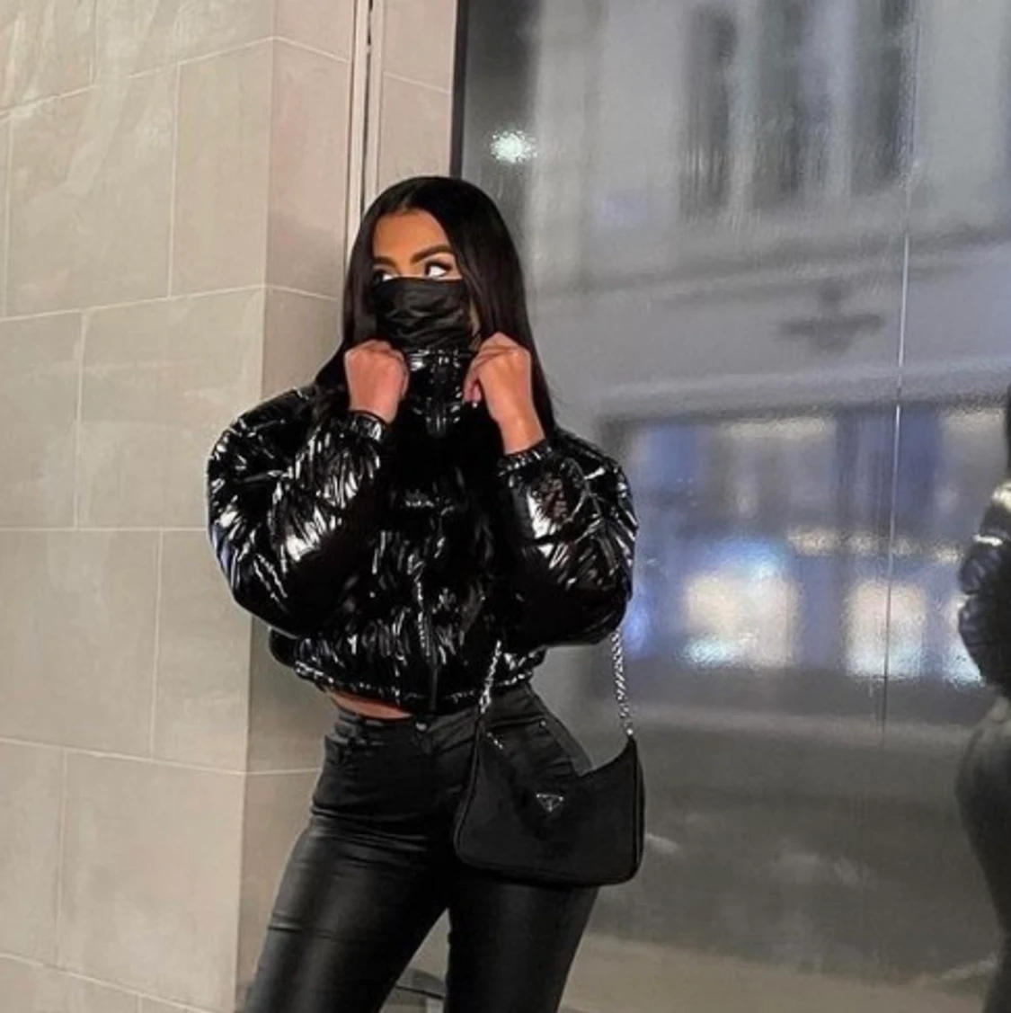 Kort vadderad jacka med glansig yta - 90