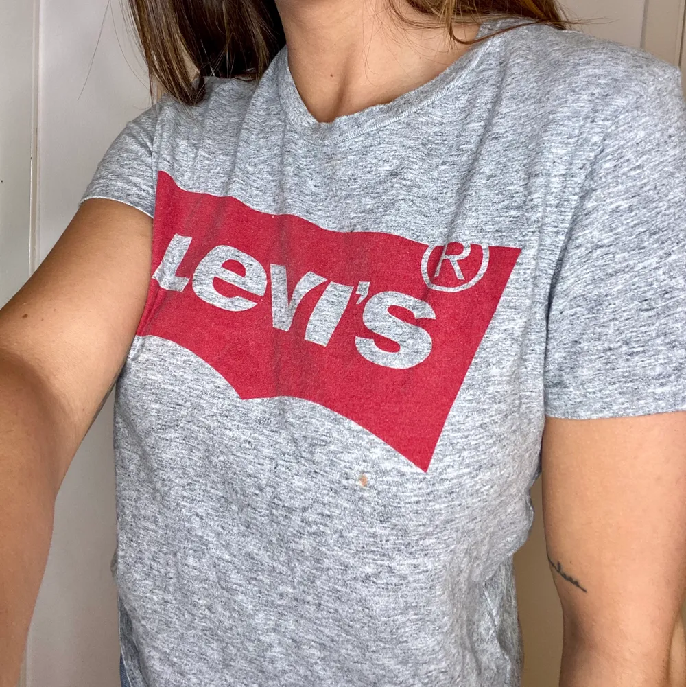 En grå LEVI’S t-shirt i mycket fint skick! Kontakta vid intresse💜 . T-shirts.