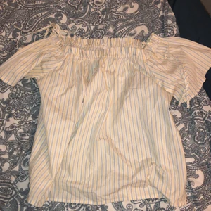 Off-shoulder tröja - Önskas leverans står du själv för kostnaden 