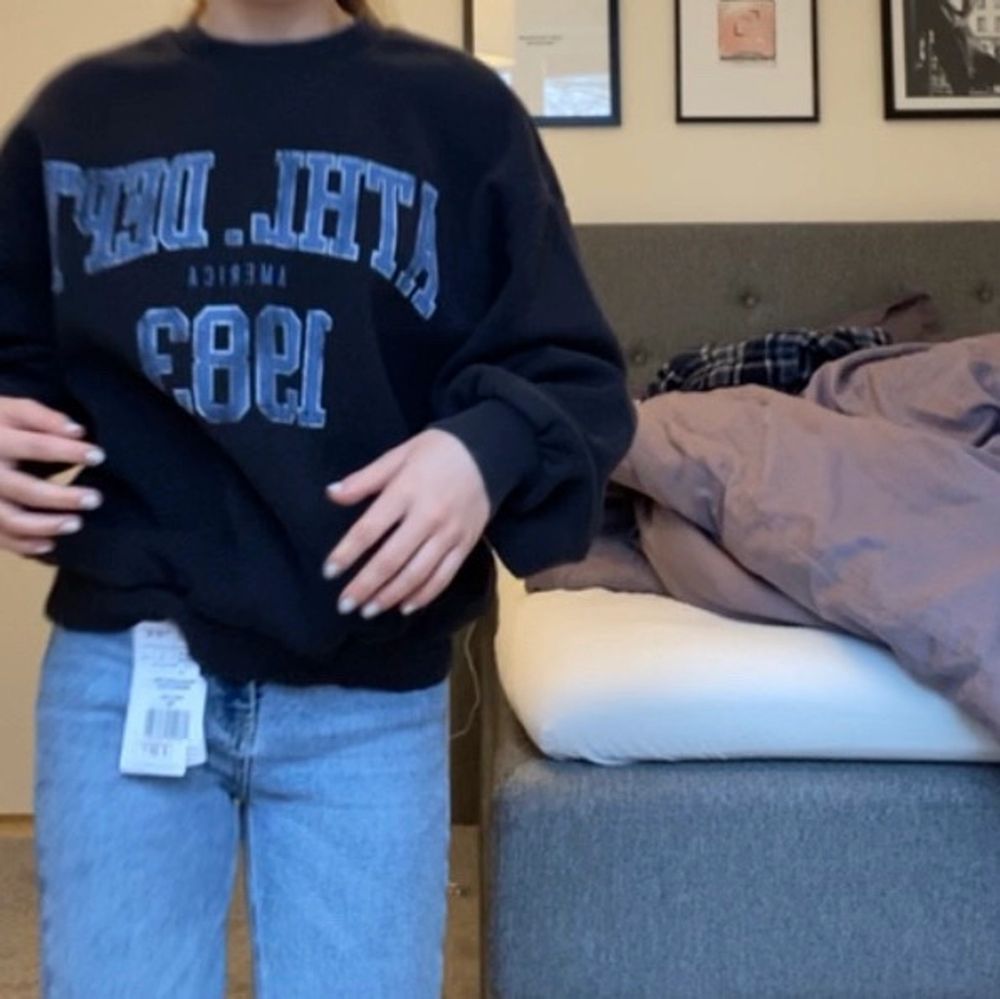 Säljer denna super snygga och trendiga sweatshirt från Gina som är slutsåld överallt i den med mörk färg i texten. Just denna modell finns inte länge. storleken är ca men passar S och nästan M . NYPRIS 300kr säljer för 180kr + frakt ( 50kr)❤️. Tröjor & Koftor.
