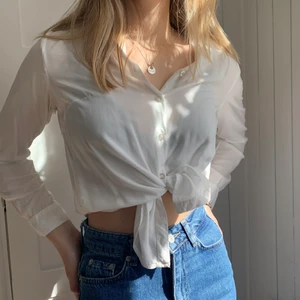 Vit sval skjorta  - Skjorta som funkar till allt. Lite genomskinlig i materialet, i fint skick. 