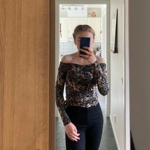 Off-shoulder tröja - En blommig off-shoulder tröja från H&M. Den är stretchig och tight i modellen med en nedvikt kant upptill. Använd endast en gång men säljer pga att den inte är min stil längre. Frakten ingår ej i priset💚