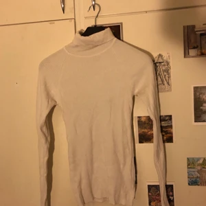 Ribbad turtleneck tröja  - Vit ribbad och väldigt skön. I storlek s. Knappt använd. Köpare står för frakten💕
