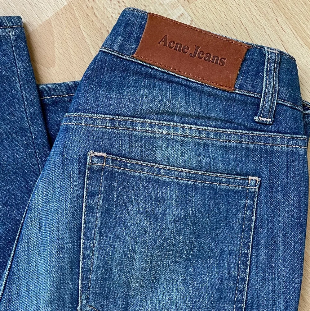Helt oanvända jeans från Acne köpta på Sellpy🔥Low/mid waist, de är så najs! Passar mig som är ca 34 eller 25 (28 i lågmidjat) annars. De är stretchiga! Skriv vid intresse eller frågor💋köpare står för frakt!. Jeans & Byxor.