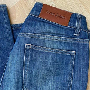Acne jeans - Helt oanvända jeans från Acne köpta på Sellpy🔥Low/mid waist, de är så najs! Passar mig som är ca 34 eller 25 (28 i lågmidjat) annars. De är stretchiga! Skriv vid intresse eller frågor💋köpare står för frakt!