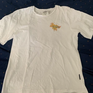 Cheap monday T-shirt - En vit cheap monday T-shirt i storlek S (men den är owersizet) den är i bra sick. Den har inga fläkar eller hål 