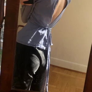 Assnygg öppenryggblus  - Lite skrynkligt skick på bilderna.. sitter snyggt och man kan dra åt hur mycket man känner för i midjan. 