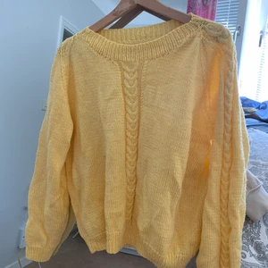 Stickad tröja - Superfin gul stickad tröja