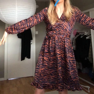 Klänning  - 💕Tjabba!💕 Nu säljer jag den här sjukt bekväma och coola klänningen!🤠🤩💞För 100kr + frakt som antigen ligger på 66kr-(spår-bart) eller 45kr ( i ett blått kuvert) upp till köparen🥳🥳💞💞💕