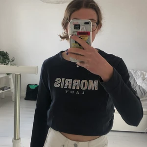 Sweatshirt  - Super fin marinblå sweatshirt från Morris! Säljer då den inte kommer till användning. Köparen står för frakten❤️