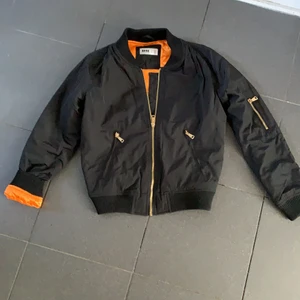 Bomberjacka  - Svart bomberjacka från DENNIS M  med snyggt innerfoder. Storlek XS. Köpt för liten storlek så aldrig använd.