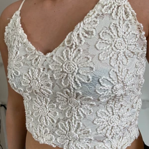 Linne - Jättefint somrigt vit linne med blommönster. Säljer pga för liten☹️🤩