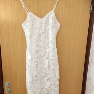 Lång vit spets klänning från Chiquelle.  - Helt NY! Köparen får står för frakten, väldigt fin klänning passar bra för studenten, den är aldrig  använd.