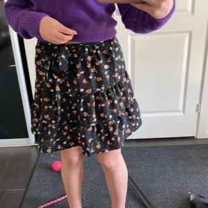 Kjol  - En helt ny kjol som jag endast testat två gånger. Jag köpte den på Plick o den passa mig inte riktigt. Köpte den för 110 men säljer den för 90. bor vi nära så kan vi mötas annars så är de leverans. Köparen står för leveransen❤️