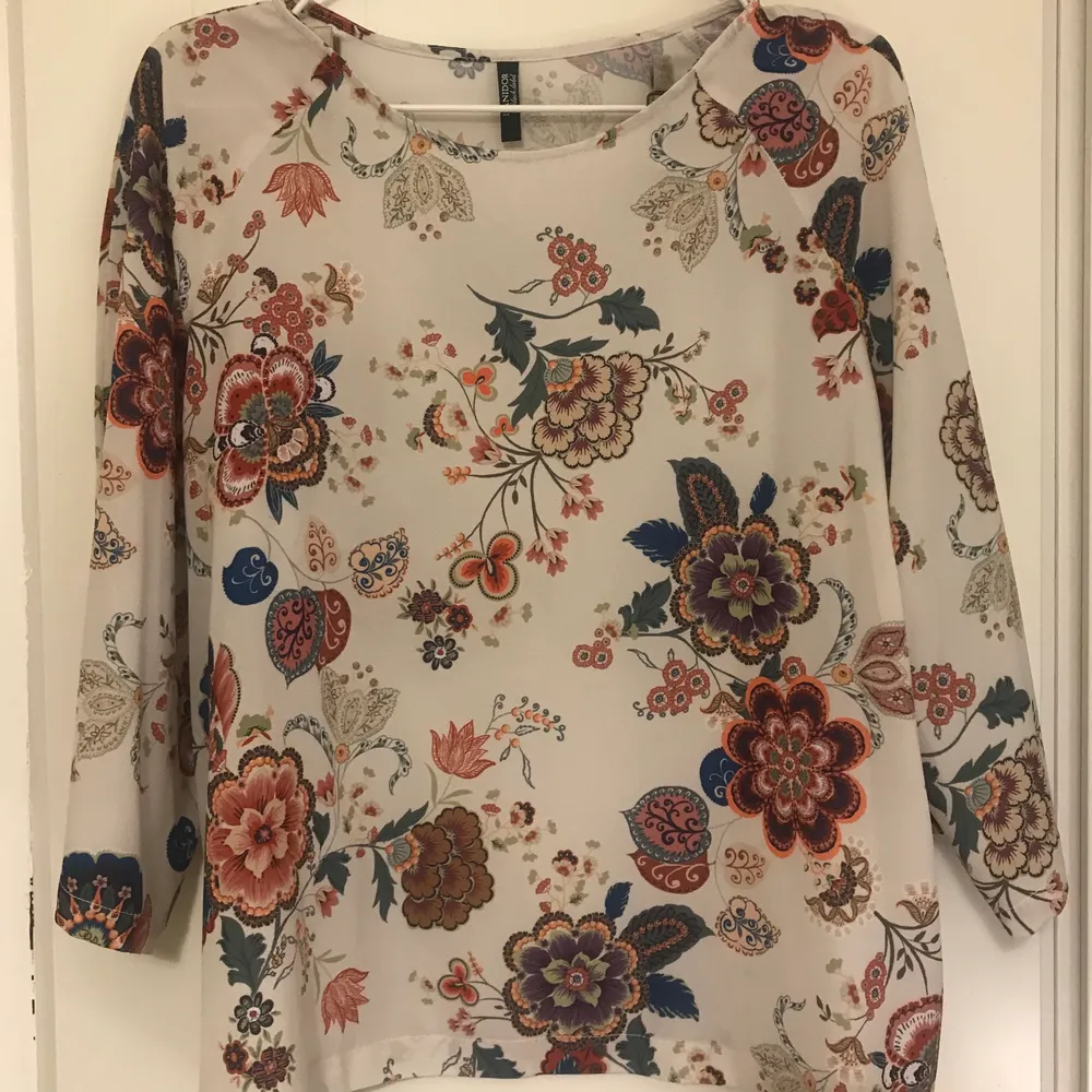 Perfect condition off-white blouse with flower print from the brand Lindor Black Label. Size marked as L but would rather fit an M/S.. Blusar.