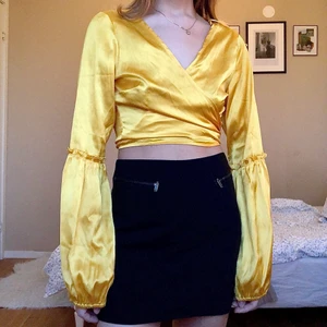 Blus - Gul blus från Gina. Den är i stl 40 men jag har vanligtvis stl 34 och kan ha den pga justerbart (se blir bra 2!). Endast använd en gång. 