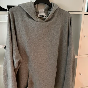 HOPE grå hoodie - Sitter oversized